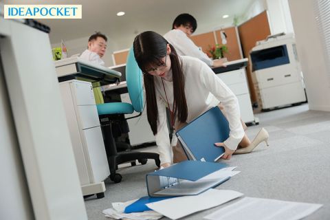 Đưa em cấp dưới bị ngã quỵ về nhà chăm sóc