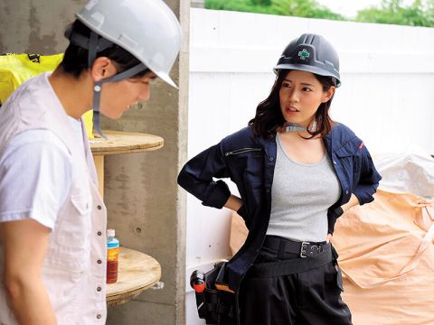 Kẹt trong xe với sếp nữ giữa cơn mưa bão