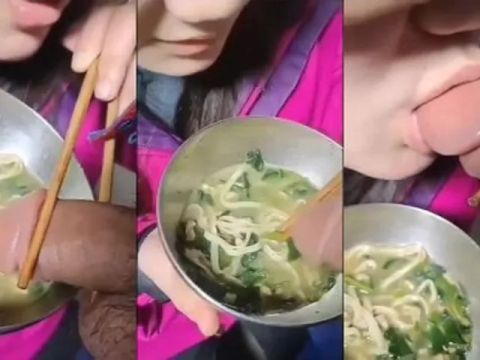 Độc lạ em gái ăn mì còn lấy chim anh chấm vô nước mút
